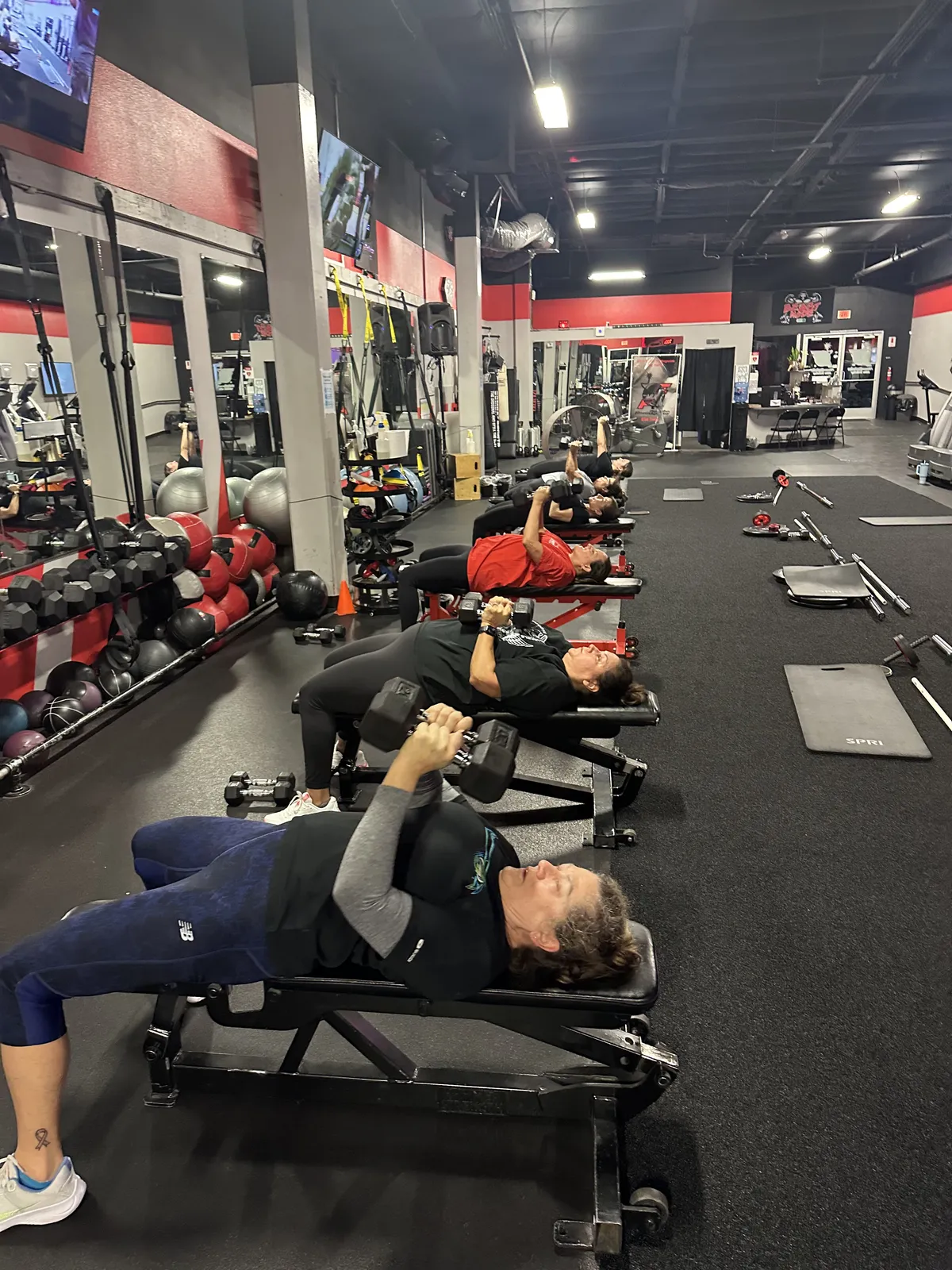 High-intensity bootcamp group training session at Fitness Explosion