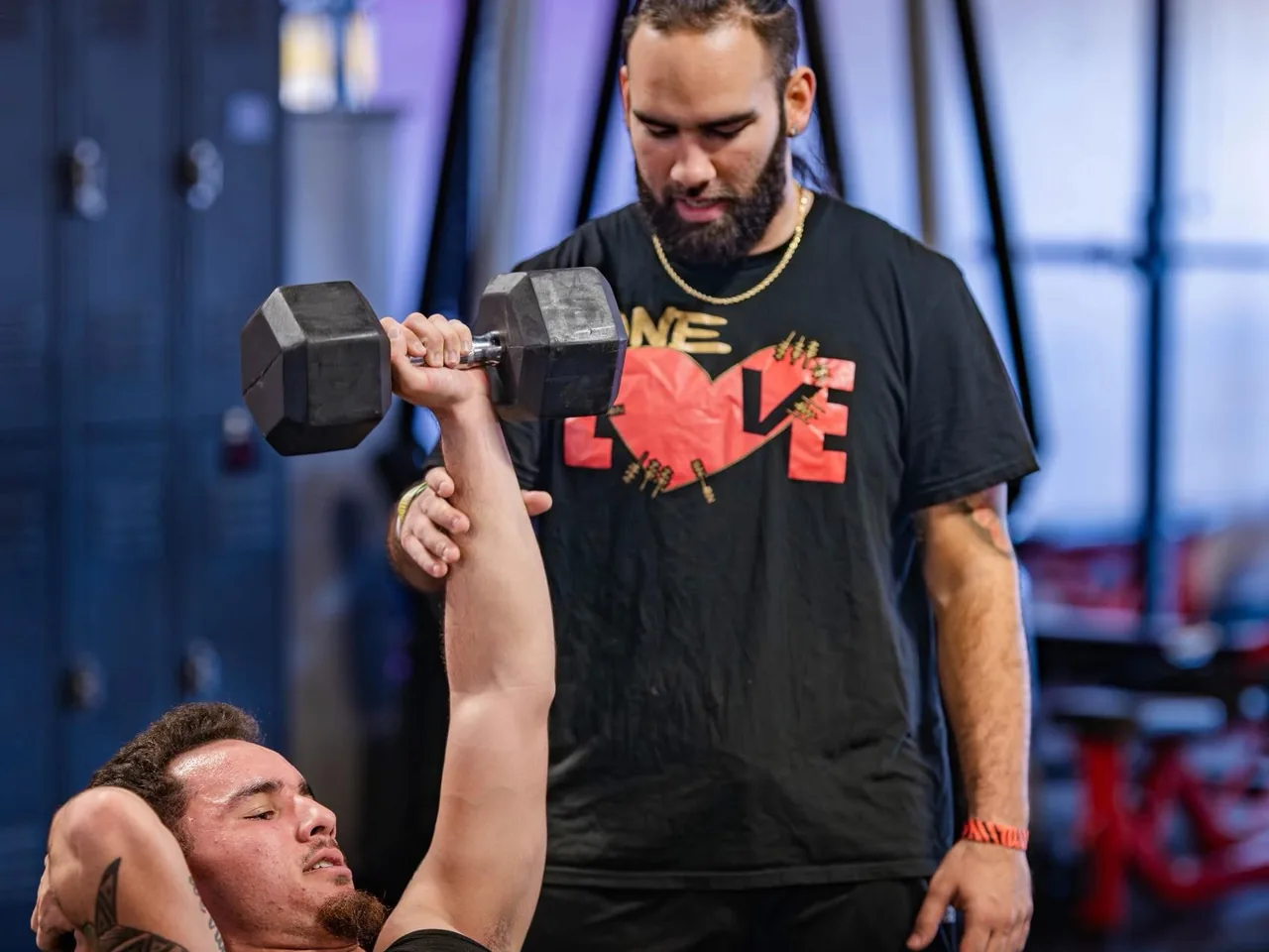 Coach spotting member during personal training at Fitness Explosion